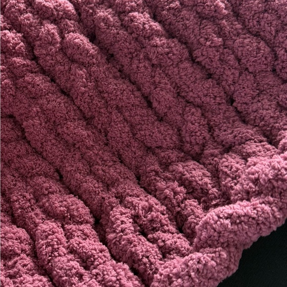 Chunky knit Valentine’s blanket - Picture 3 of 5